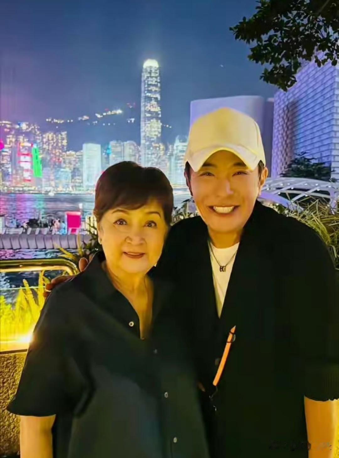 谢贤前妻带儿子参加聚会！红光满面走出悲伤，一头酒红短发显优雅 ​​​