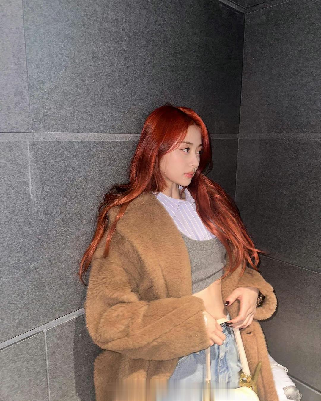 #明星私服搭配[超话]# 许允真 更新ins 红发辣妹来啦～ ​​​