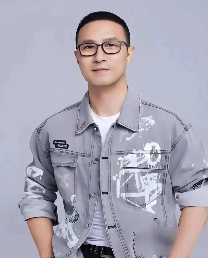 汪峰现在估计肠子都悔青了，不是因为演唱会跑调走音全占了，而是他在热恋女友森林北面