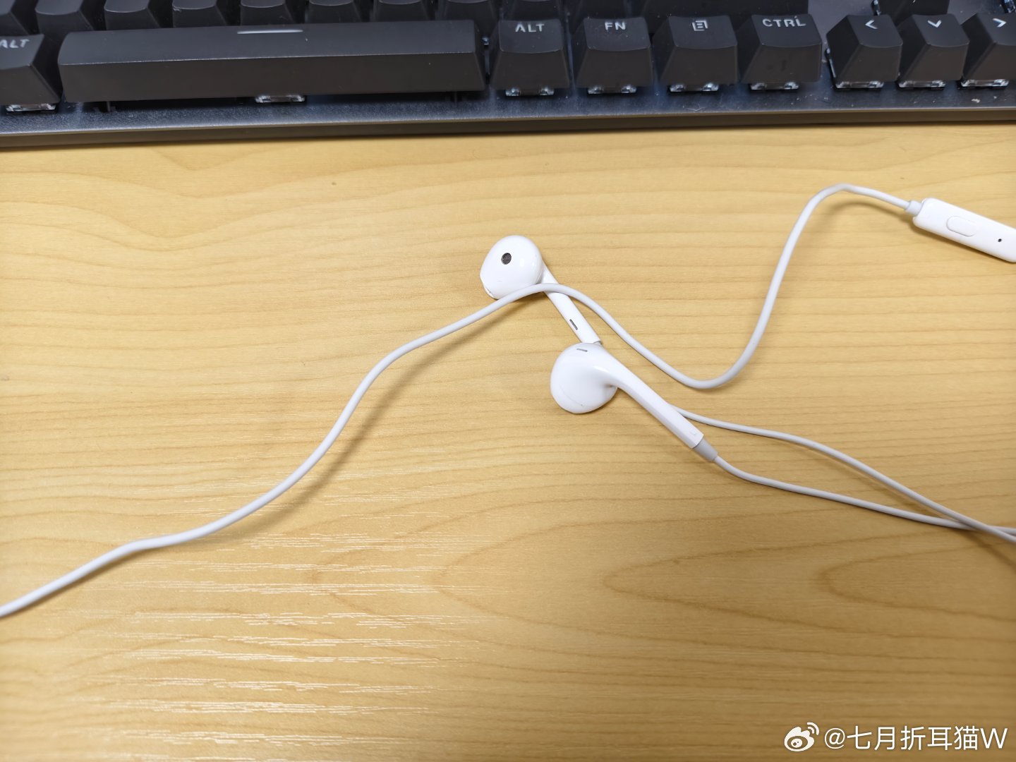 有线耳机爆火原因果然时尚是个轮回，有线耳机又火起来了，我一直用的都是有线耳机，因