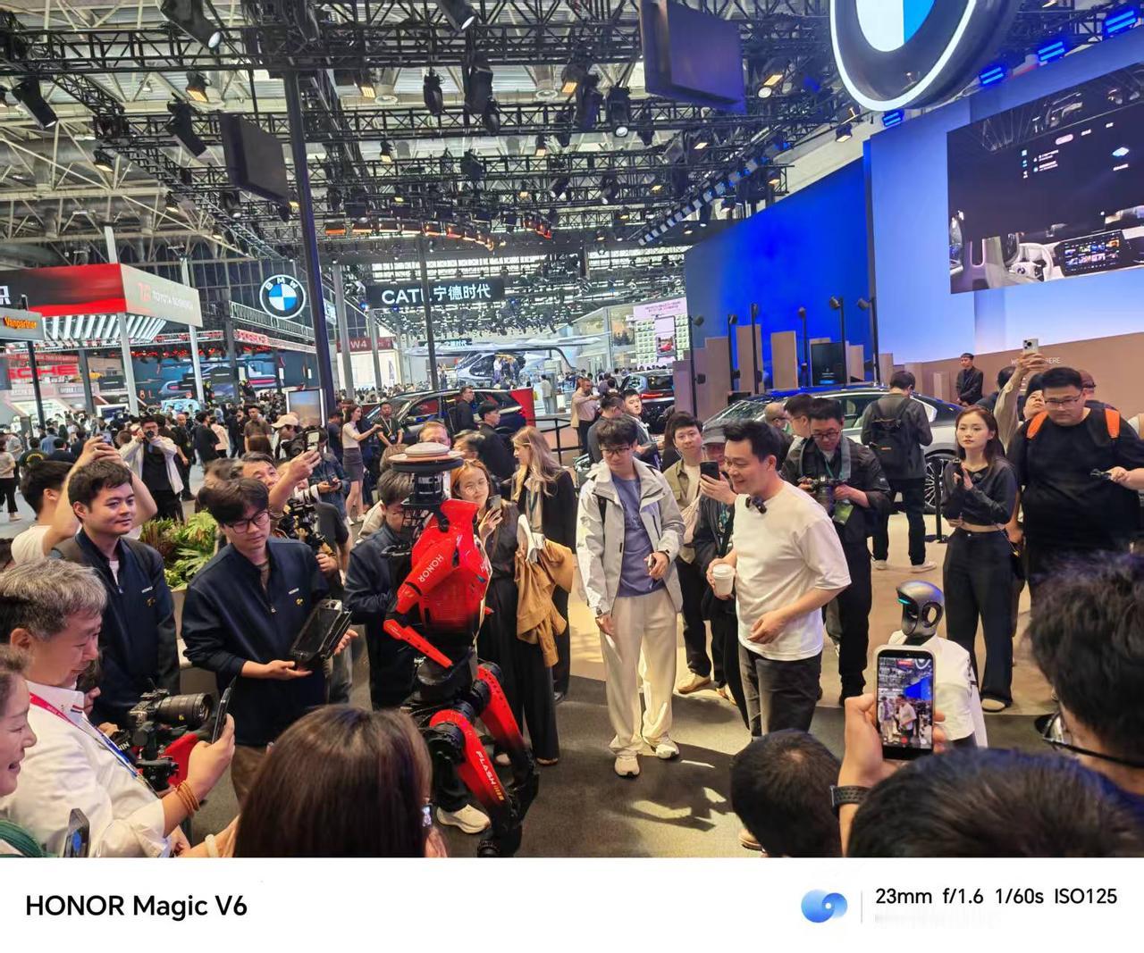 现在的科技圈真的太会玩了！荣耀机器人妥妥的全能选手，前段时间征战马拉松赛场，凭借