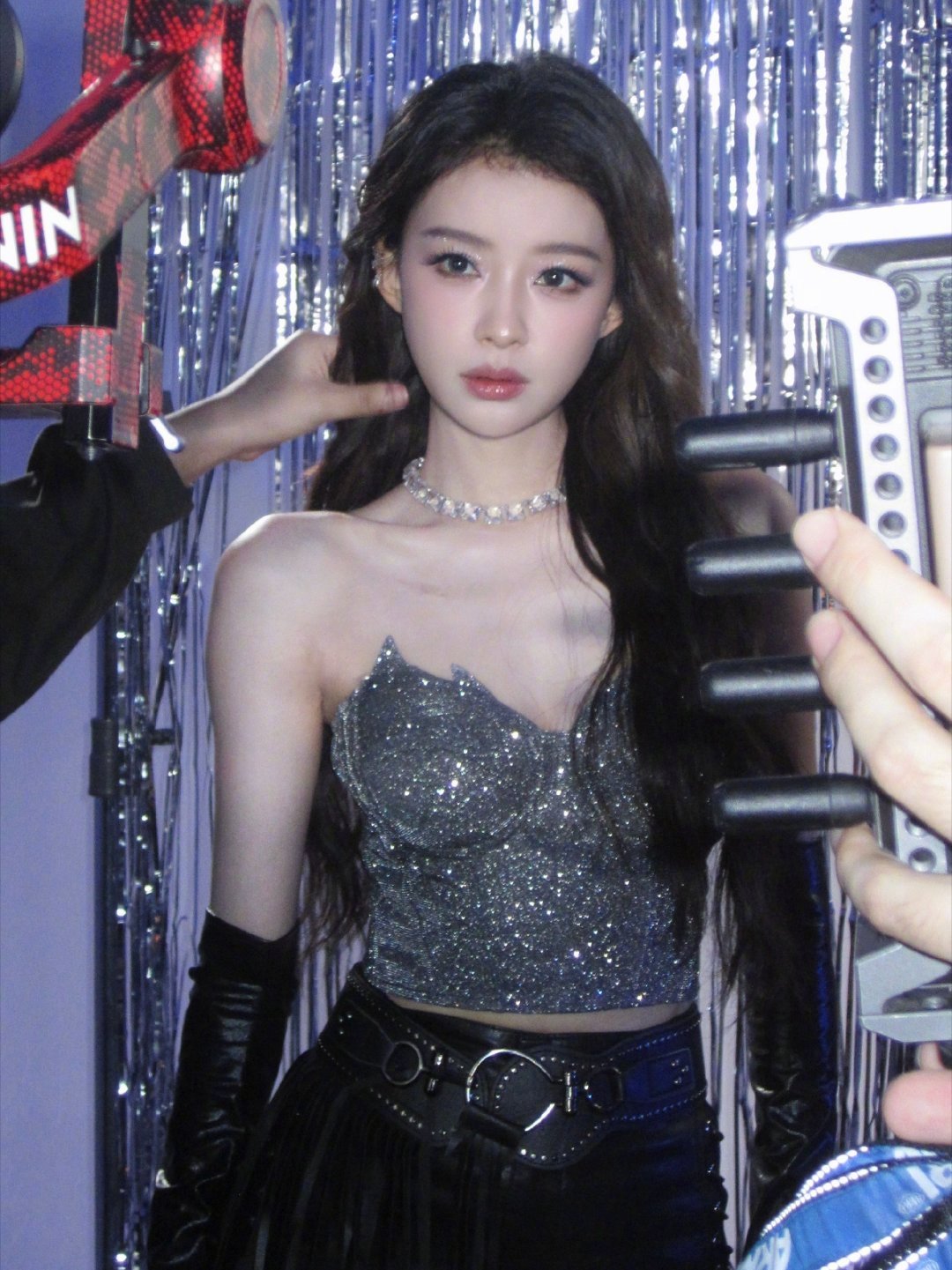 孙怡 幼态脸高妹手长脚长配上元气可爱的甜妹脸，反差感拉满孙怡姐姐真的太适合女团妆