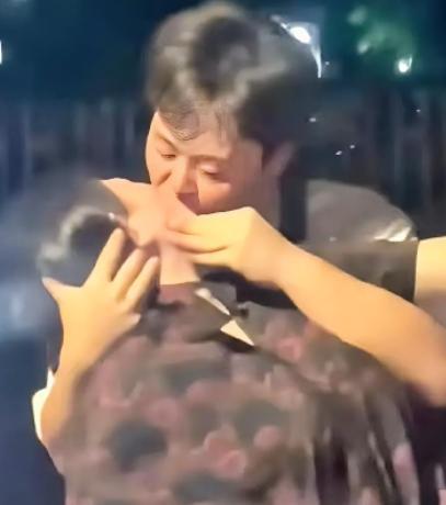 “太炸裂了！”一小伙子当街强吻60岁大妈，小伙子在大街上和一大妈发生矛盾。吵不过