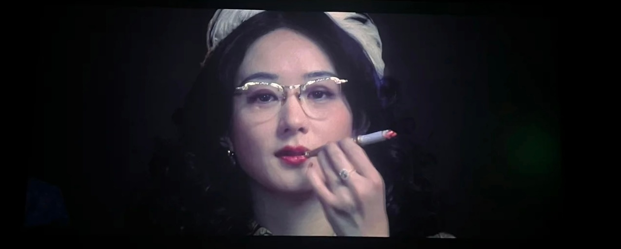 赵丽颖在酱园弄里抽烟镜头，陈可辛是不是想要倪妮这样的效果 ​​​
