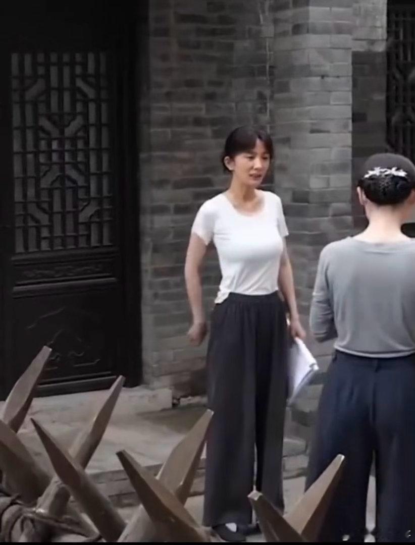 杨幂片场做八段锦杨幂拍戏候场练八段锦，明明已经足够漂亮，依旧保持自律✨长期坚持调