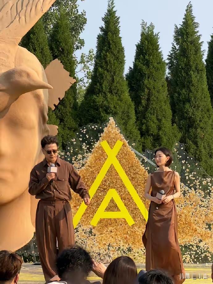 阿那亚的今日份养眼画面：周冬雨×段奕宏。
高级的同色系穿搭法则被他们拿捏了。周冬