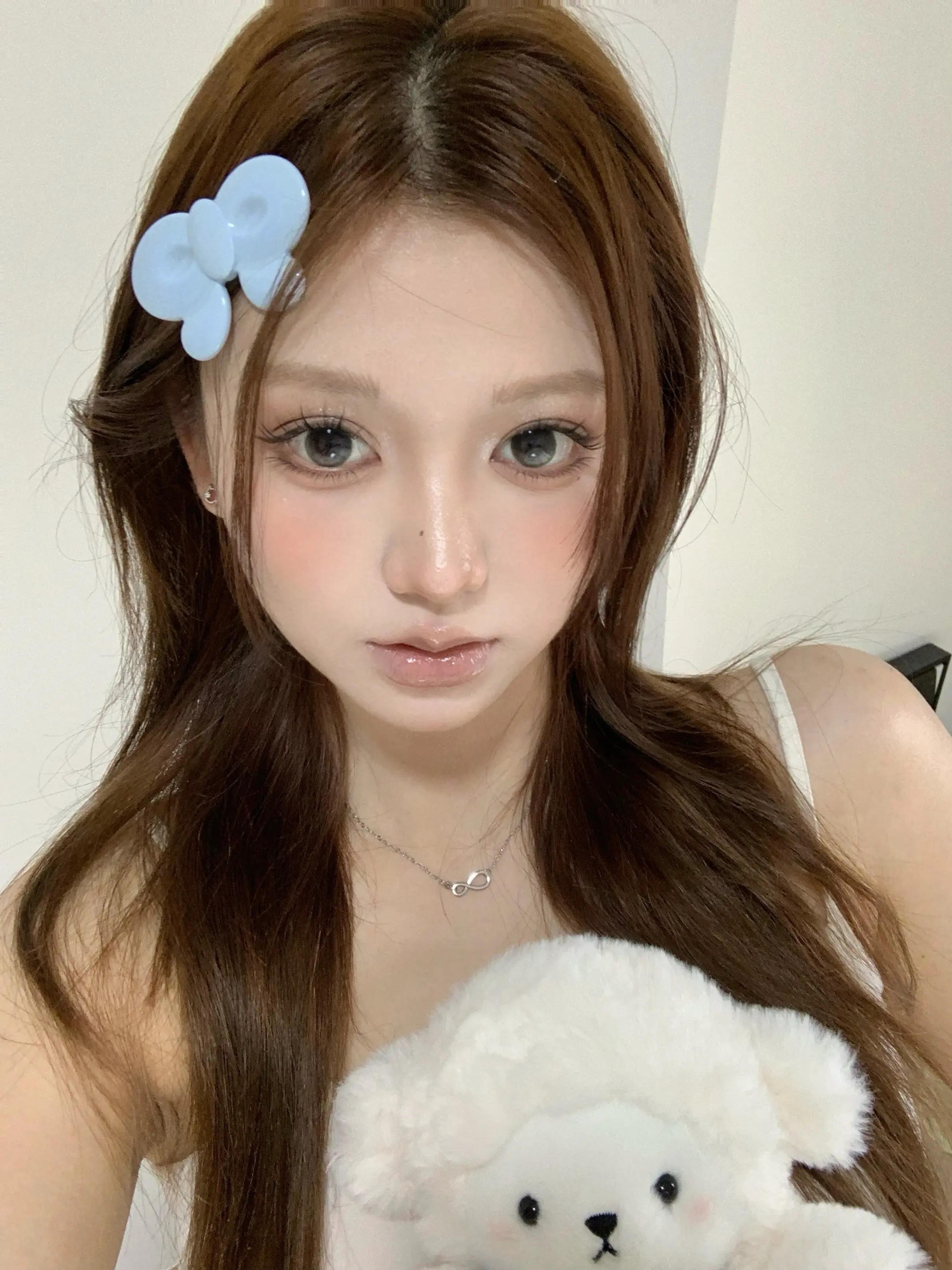 清凉一夏🧊｜低饱和度清透感妆容。视觉降温10度～ 从眼妆到唇妆统一低...