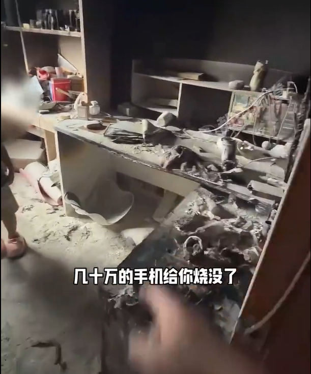 孩子烧光几十万手机爸爸问开不开心 这种教育也就感动一下自己以为很有爱心。。。还能