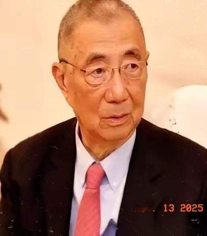 “你不能用中文演讲！”
你敢信吗？这话，是在诺贝尔奖颁奖典礼上，对着一个刚刚站上