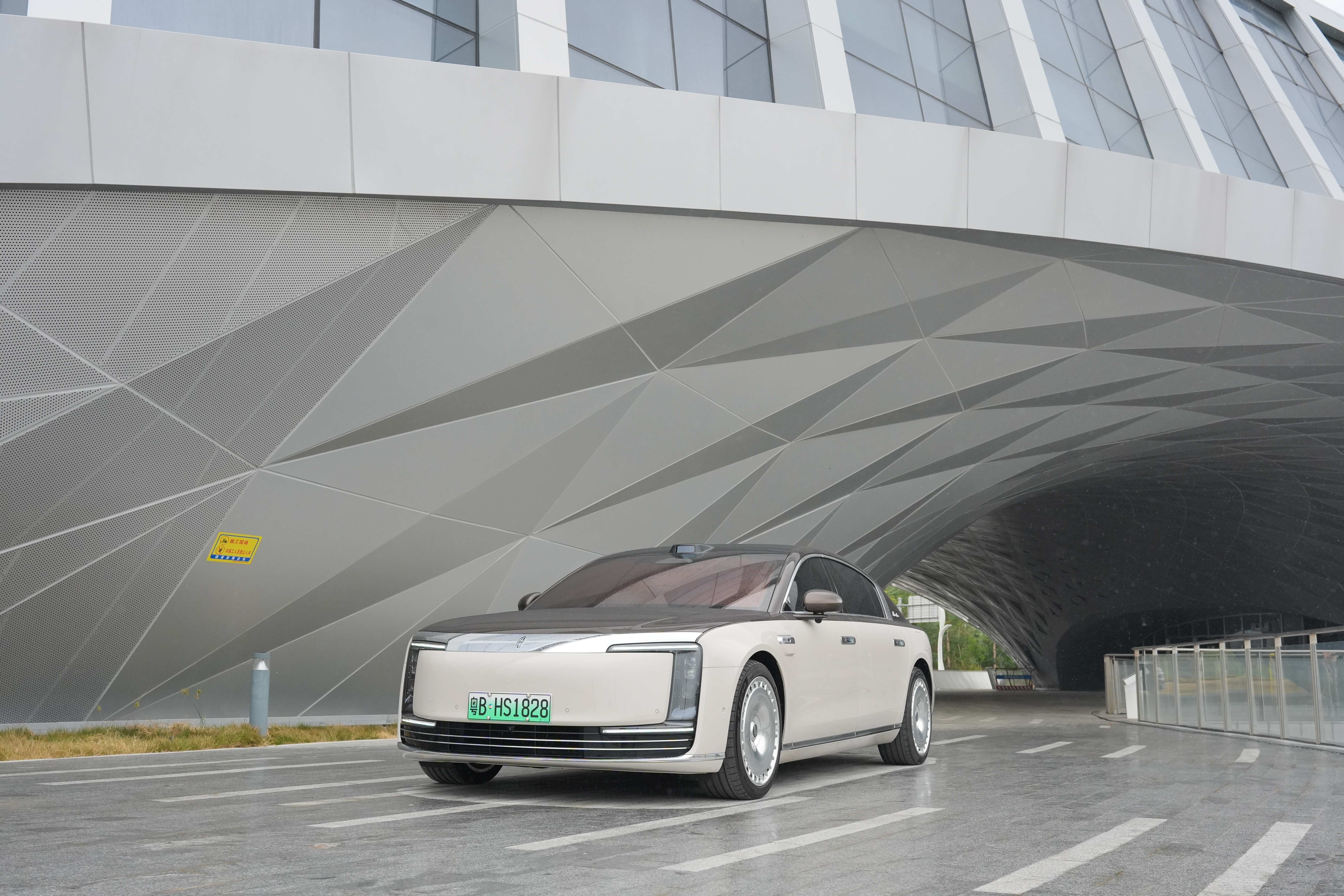 马年出门还得是马到成功尊界S800这次新春OTA升级，最让人眼前一亮的是那个“马