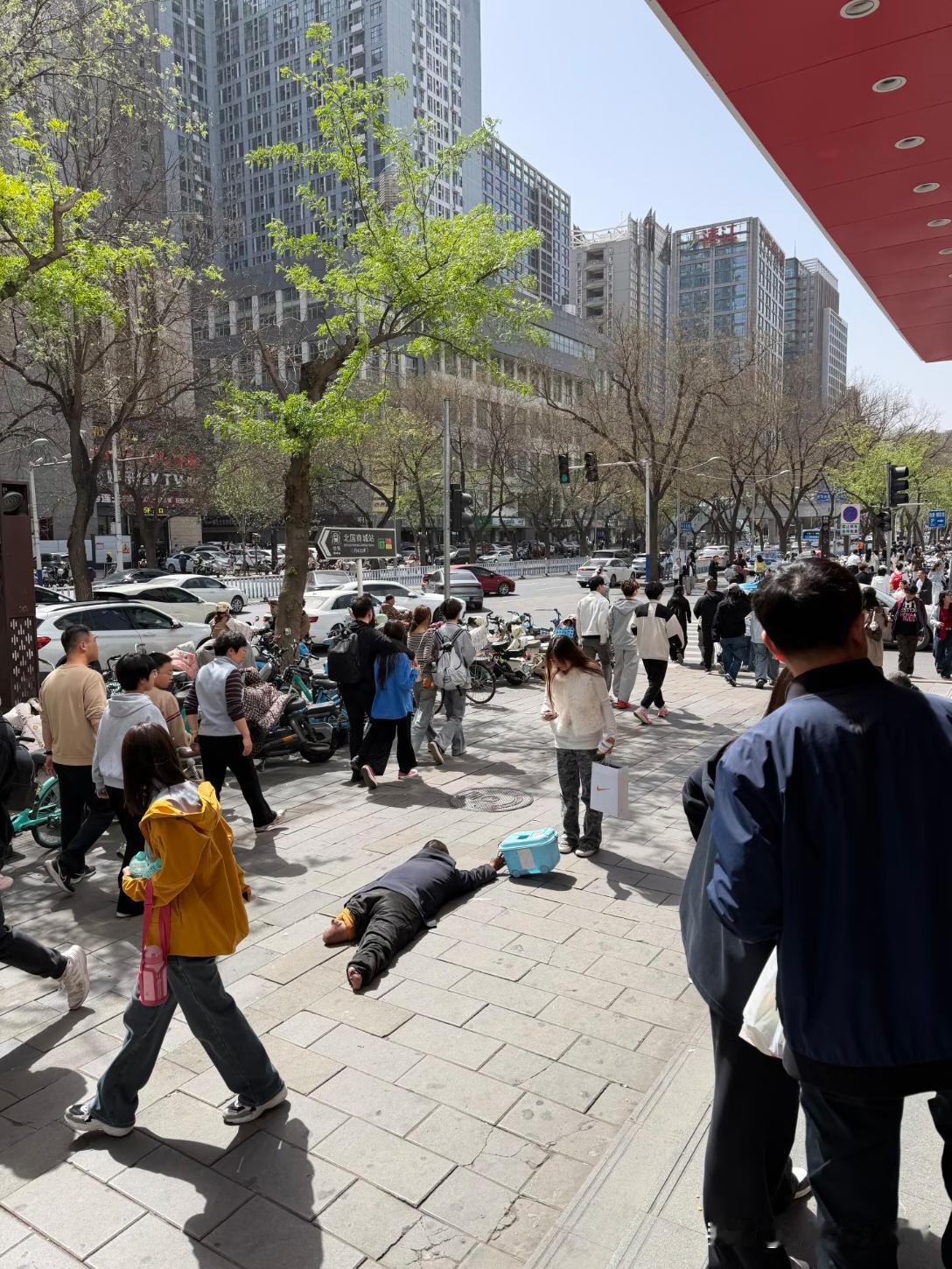 我也是河北人，小时候我奶奶跟我说好多乞讨者都是很小被拐走打残被强迫出来乞讨的！2