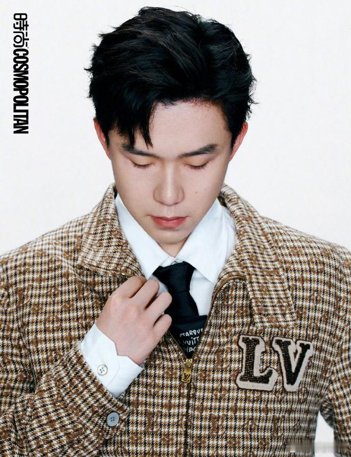 #王楚钦Cosmo十一月刊封面大片##王楚钦首本五大女刊封面#时尚 Cosmo 