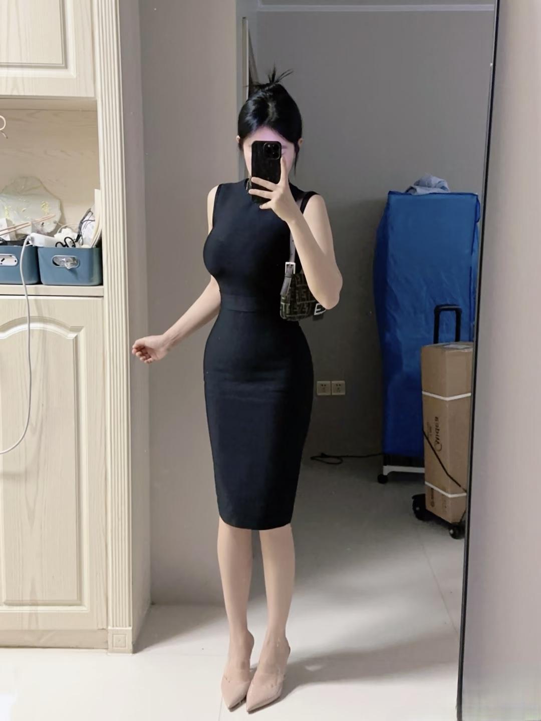 在这略显杂乱的居家角落，我换上这条黑色无袖修身裙，瞬间觉得自己气场都不一样了。布