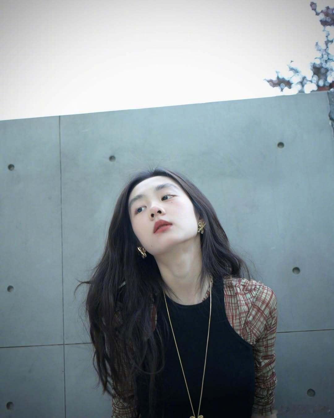 黄多多日常照黄多多更新日常照，是很独特很有辨识度和故事感的一张脸啊，感觉好适合出