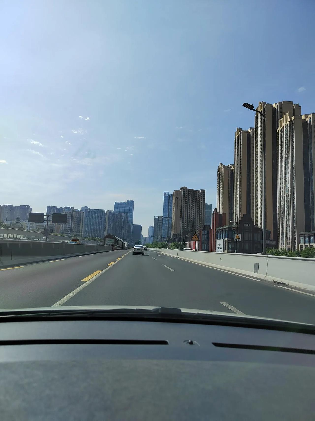 成都二环的公交车道闲的要死！