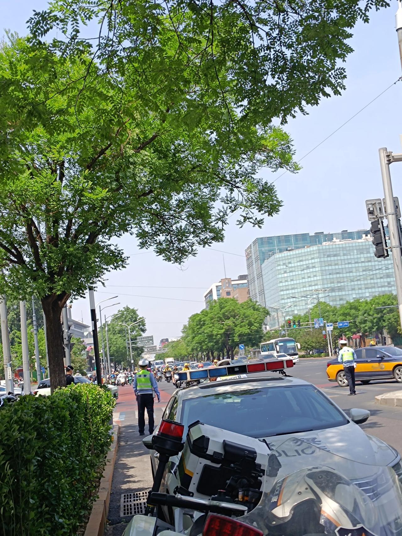 叔叔们真的是太辛苦了啊，天气也是越来越热，马路上晒得也是特别烫，这样的情况还在为