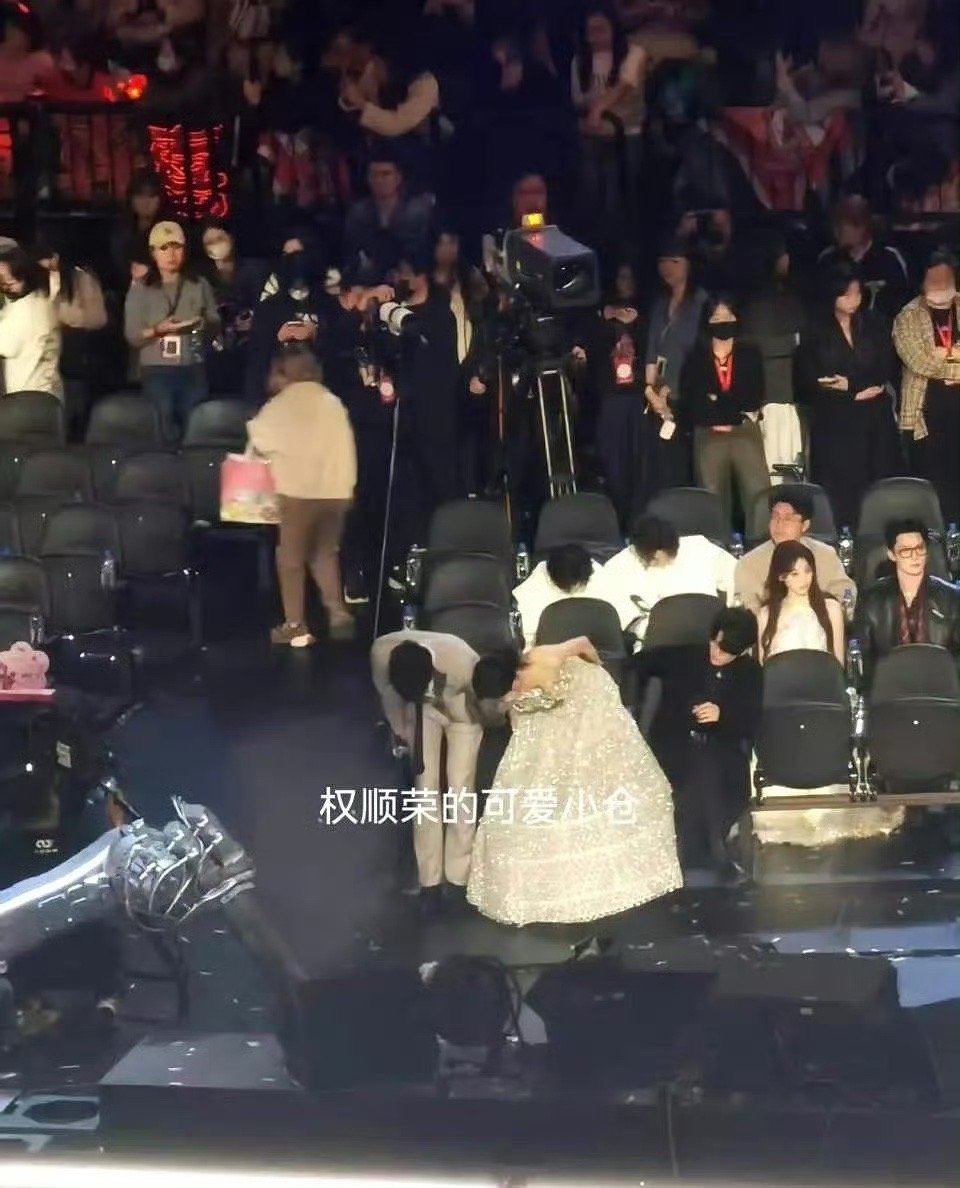 昀牵孟绕两位就这么在…答谢了 ，太甜了 