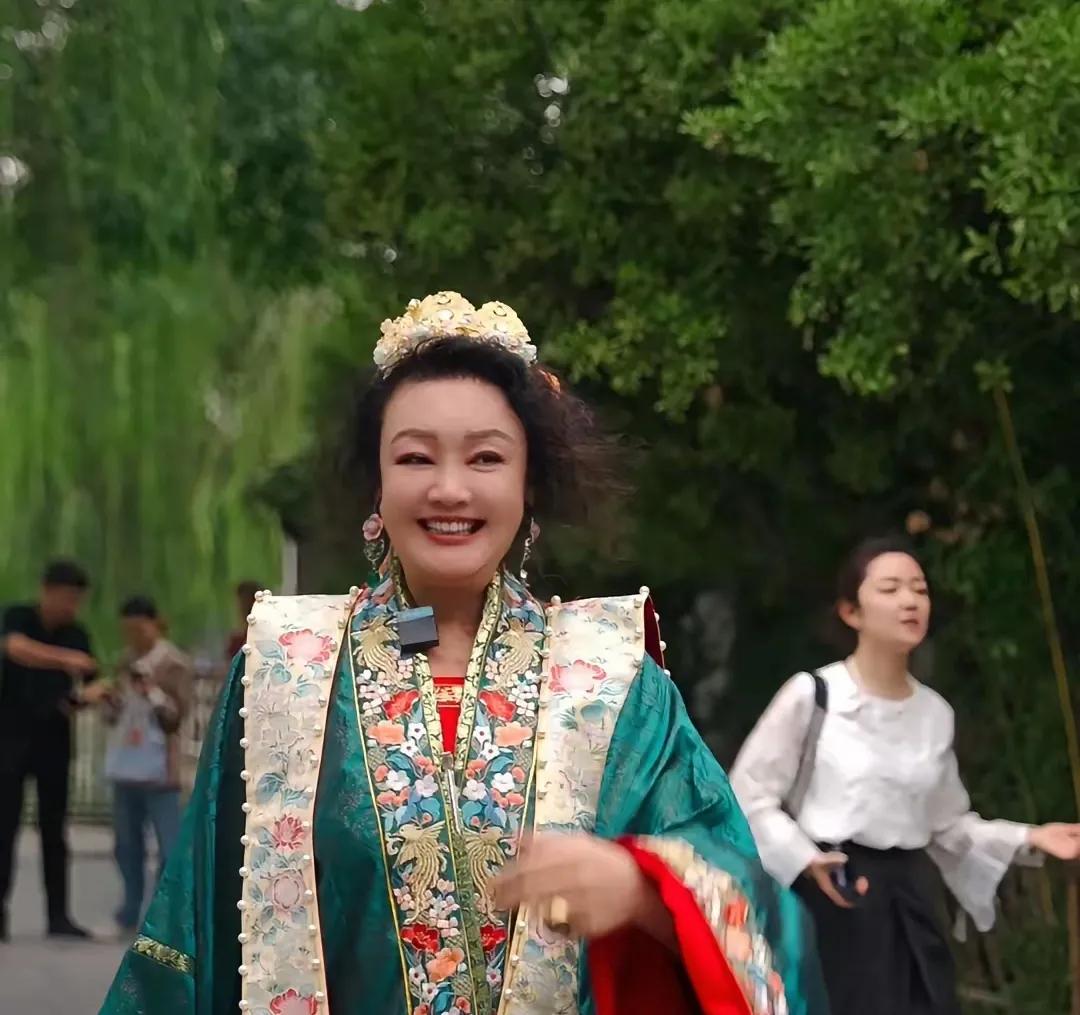 张兰这造型有点无敌啊
有点女王的范，气场强大
个性十足，别有味道
说实话，如果不