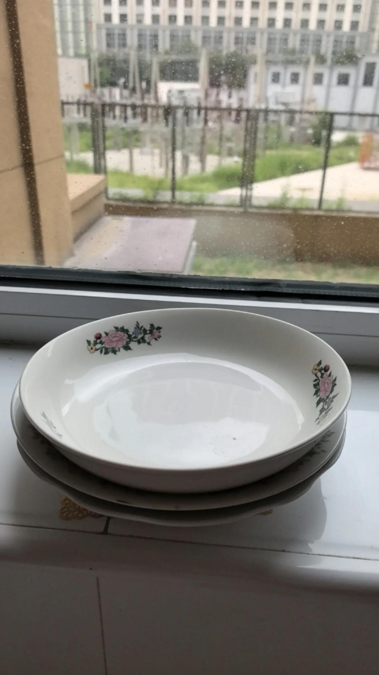 夏日生活打卡季呼和浩特市本地的玉米上市了，10元钱6根。昨天下午，在一家农贸市场