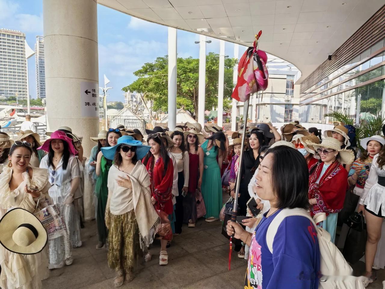 三亚是个很适合展现佳人魅力的地方。阳光、沙滩、碧海蓝天，就像天然的舞台。在那看到