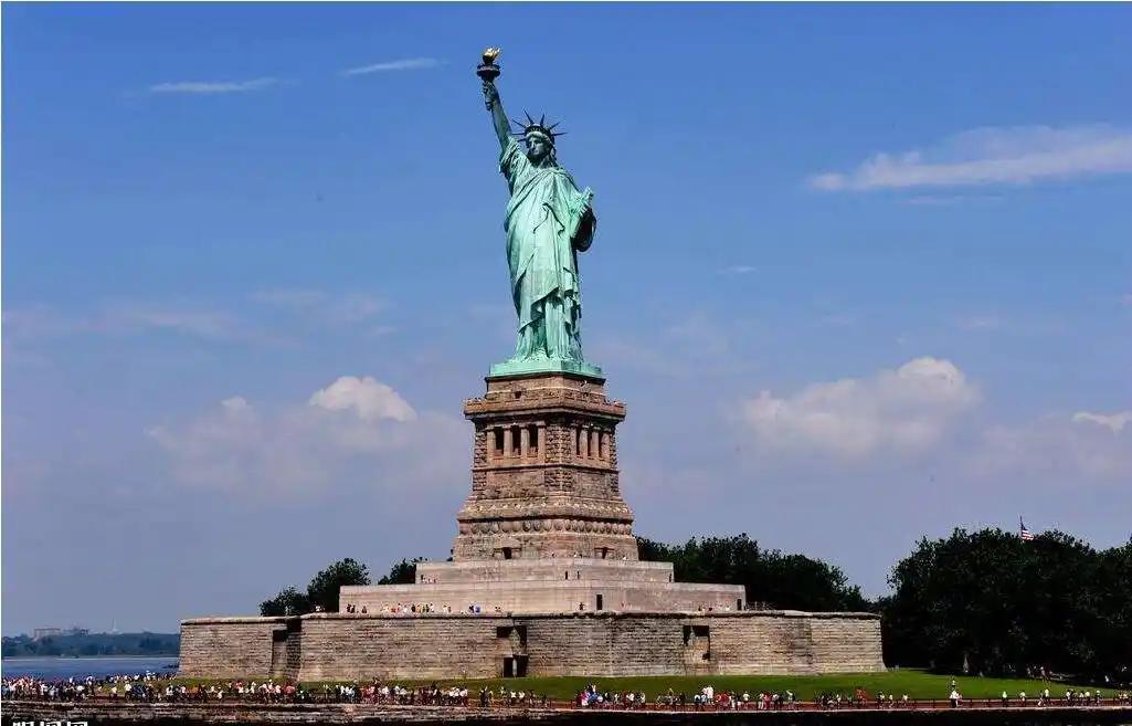 美国在发生很大的事：特朗普藐视最高法院的权威，公然对最高法院的裁决搞变相对抗，掏