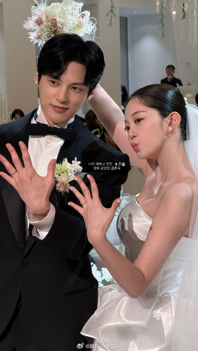 尹善宇金佳恩婚纱照尹善宇金佳恩婚礼 尹善宇金佳恩婚纱照公开，10年前，两人因合作