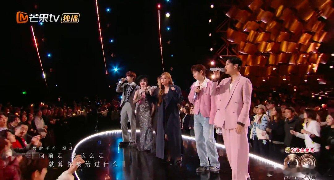 声生不息大合唱平凡之路声生不息 前奏一起鸡皮疙瘩掉一地！《平凡之路》大合唱太有感