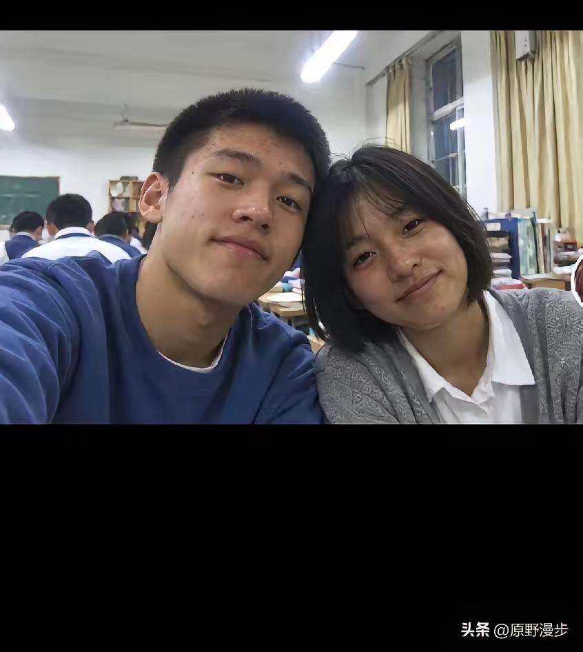 我老公和我幼儿园就是同班，他爱哭，我就和他一起玩，还一起睡[捂脸]他回家告诉他爸