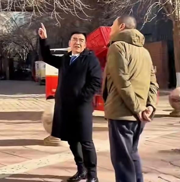 看到陈光标与李亚鹏会面，令人感慨万千。一位是高调行善，一位是默默付出！

有一种