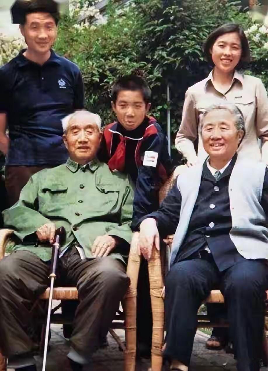 这是开国元帅徐向前与夫人黄杰的晚年全家福，身旁是儿子徐小岩一家。徐向前被称作“布