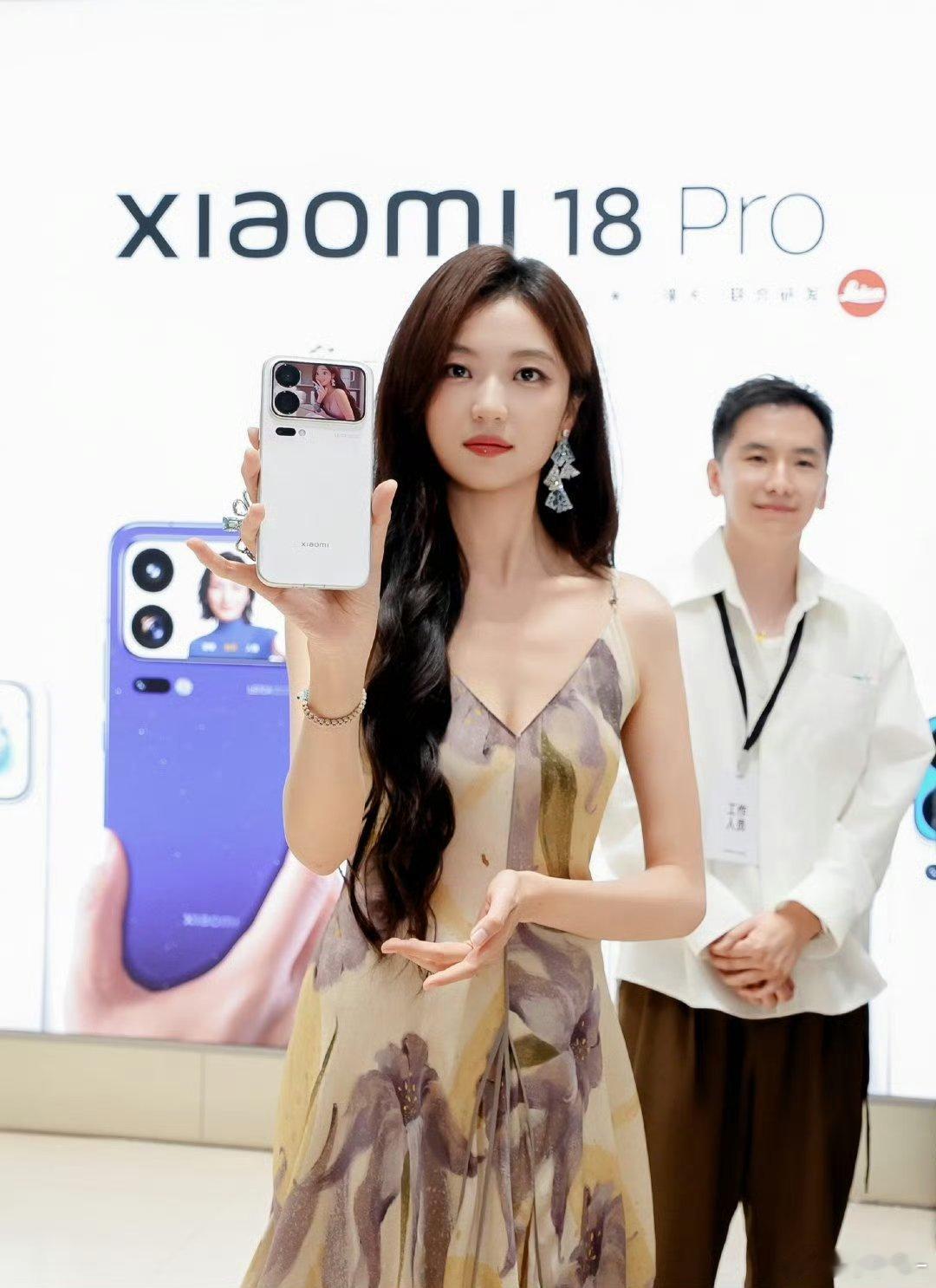 我觉得小米18 Pro这次把防窥做到屏幕硬件里方向是对的。央视财经报道了小米的防