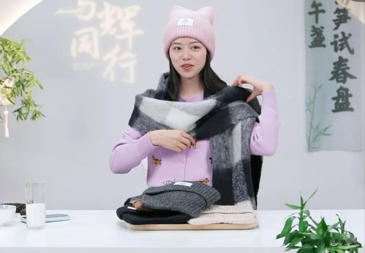 很少看到小贝披着头发
今天可能是为了试发箍和帽子
显得很俏皮，特别好看
戴上围巾