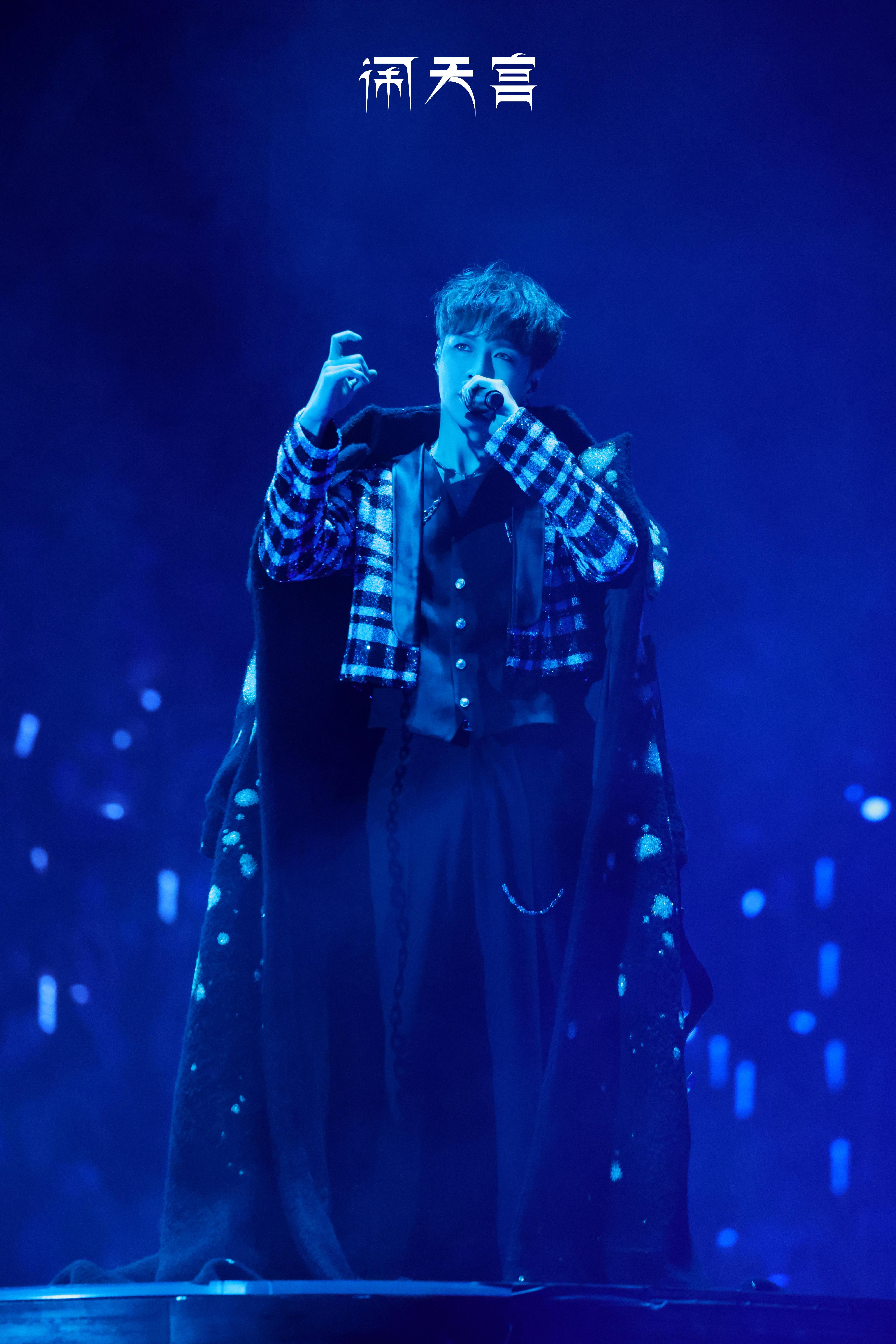 张艺兴今日2025闹天空巡演成都站舞台Look，惊喜演绎Robert Wun 2