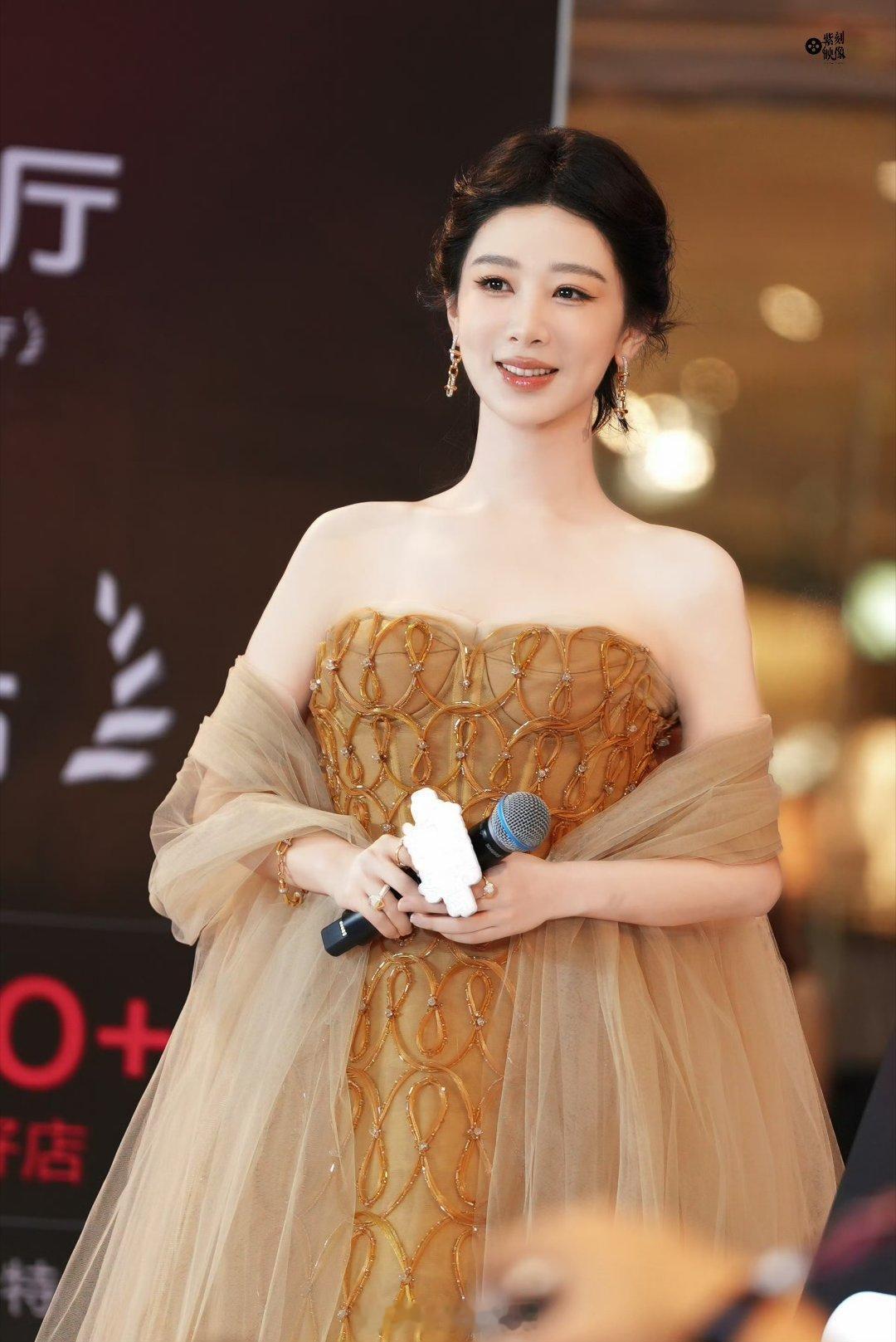 杨紫杨紫视后第一个线下活动造型 | 杨紫有种气血充足的美 你听风 听到了吗 它在