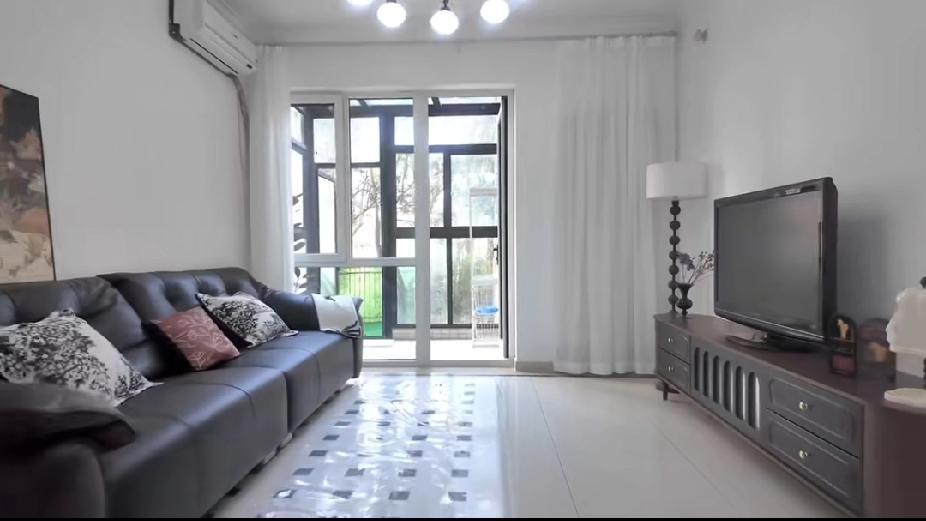 今天看到中介发了一个视频，是朋友圈这么多中介里发的最好看的一套房子，让人一眼就能