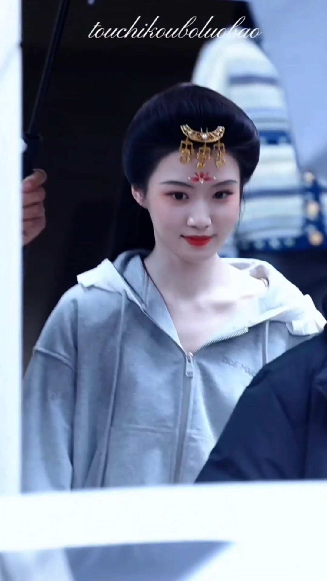 今日份貌美南衣新鲜出炉噜噜晓这个额间花钿实在美得过分！卢昱晓额间花钿