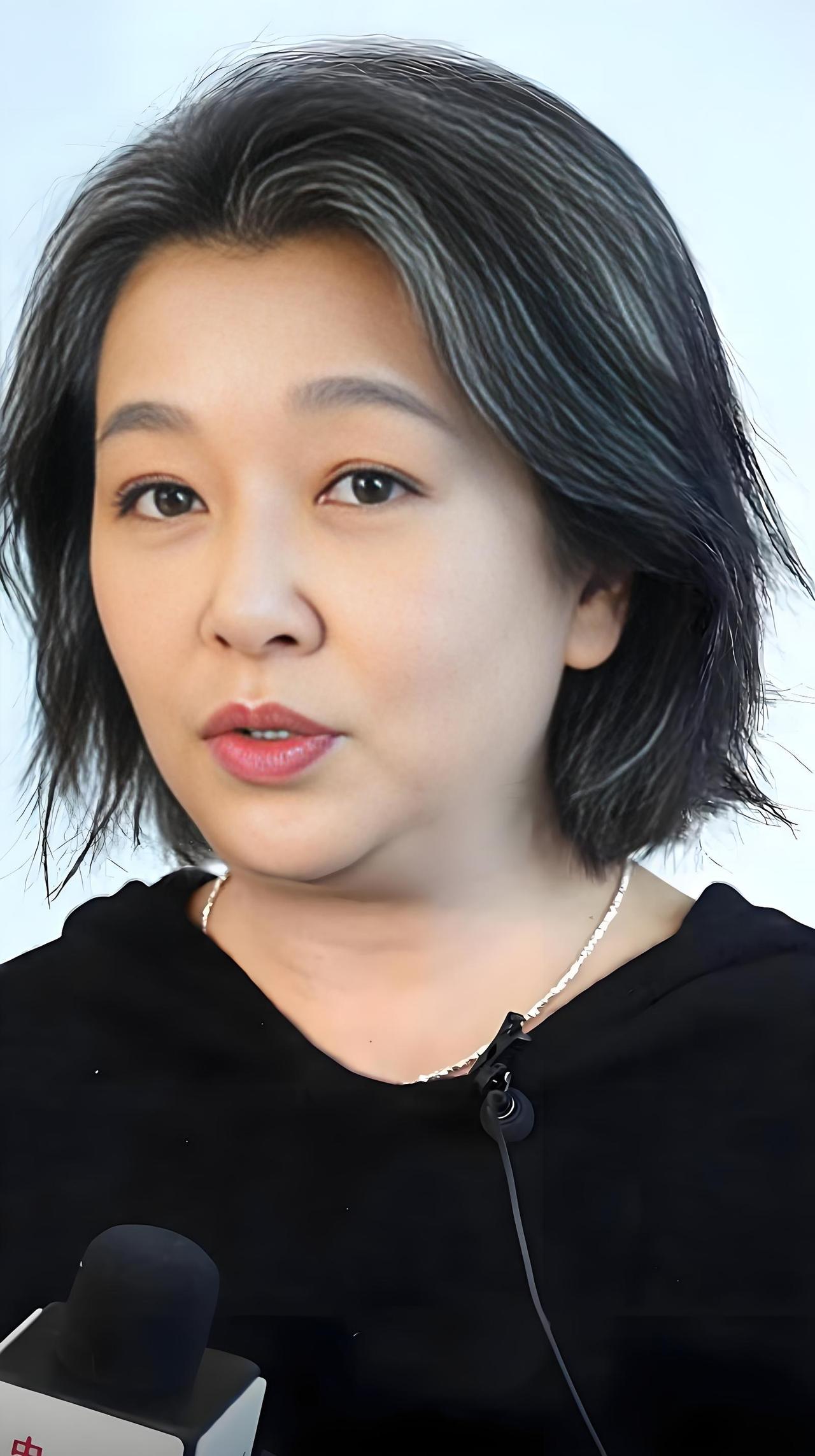 江珊，1967年冬至出生于江苏镇江，一个地道的江南女子。

她的感情路不算平坦，