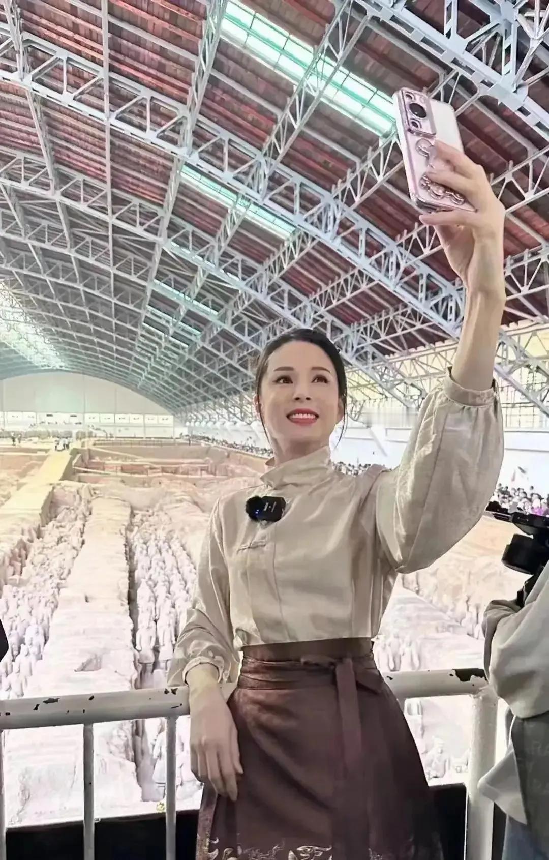 李若彤穿马面汉服游西安各大景点，仙女下凡般的美丽震撼众人！

近日，享誉香港的著
