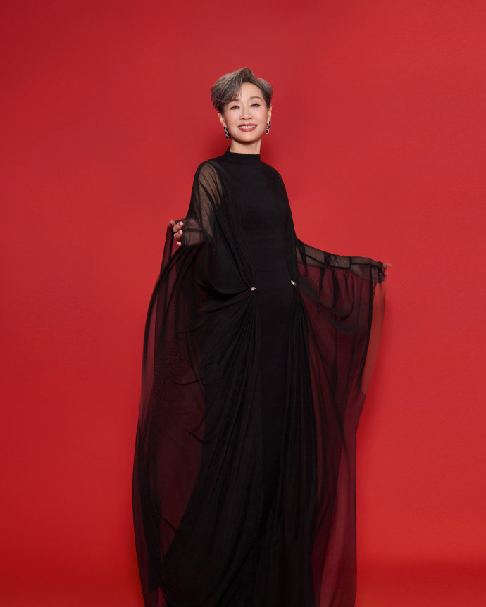 叶童说乘风成团夜很难忘叶童一出场，我脑子里只剩 “姐姐好飒” 这四个字了！声鸣远