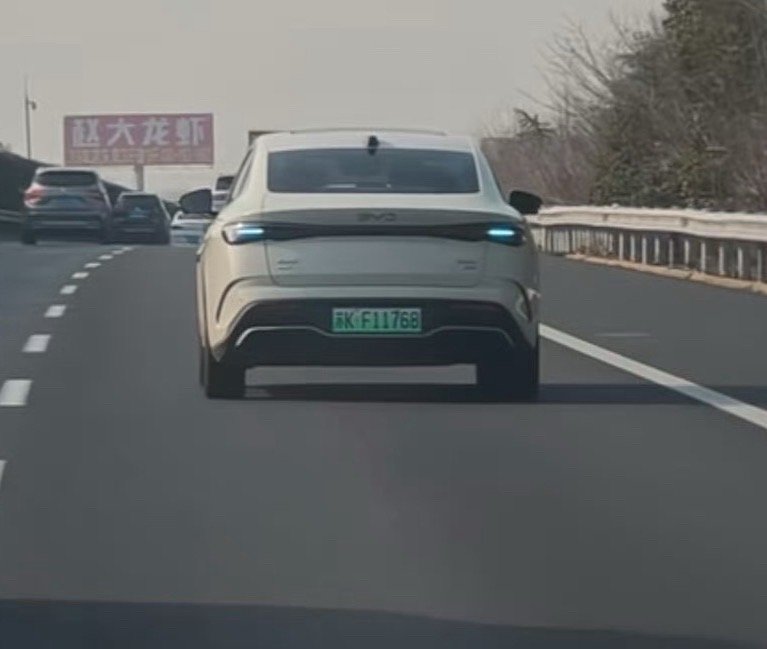 过年回家路上见到了非常多比亚迪，而且大多都亮着小蓝灯要说国内智驾普及第一人，真的