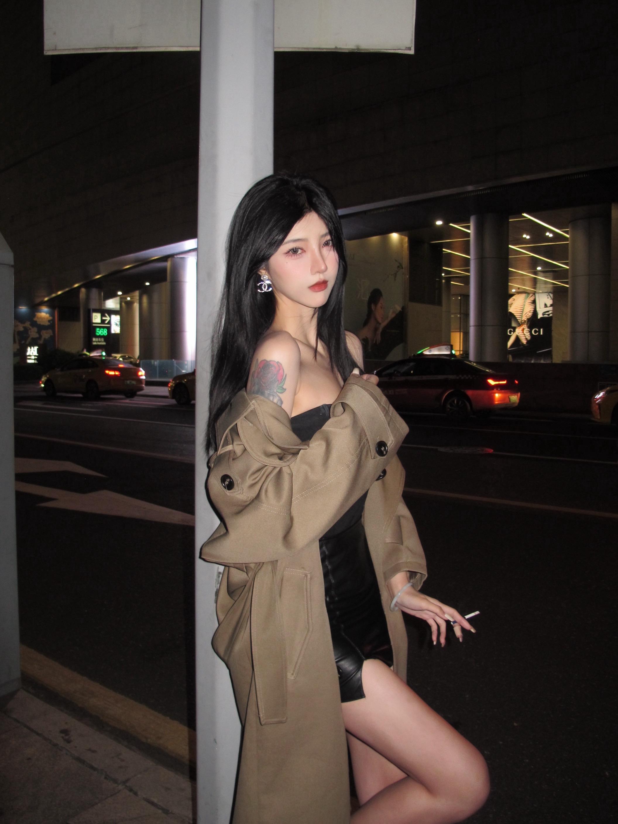 骗你的 我根本不会关心你背地聊了多少女的 我的生活不缺比你好的人 蠢货