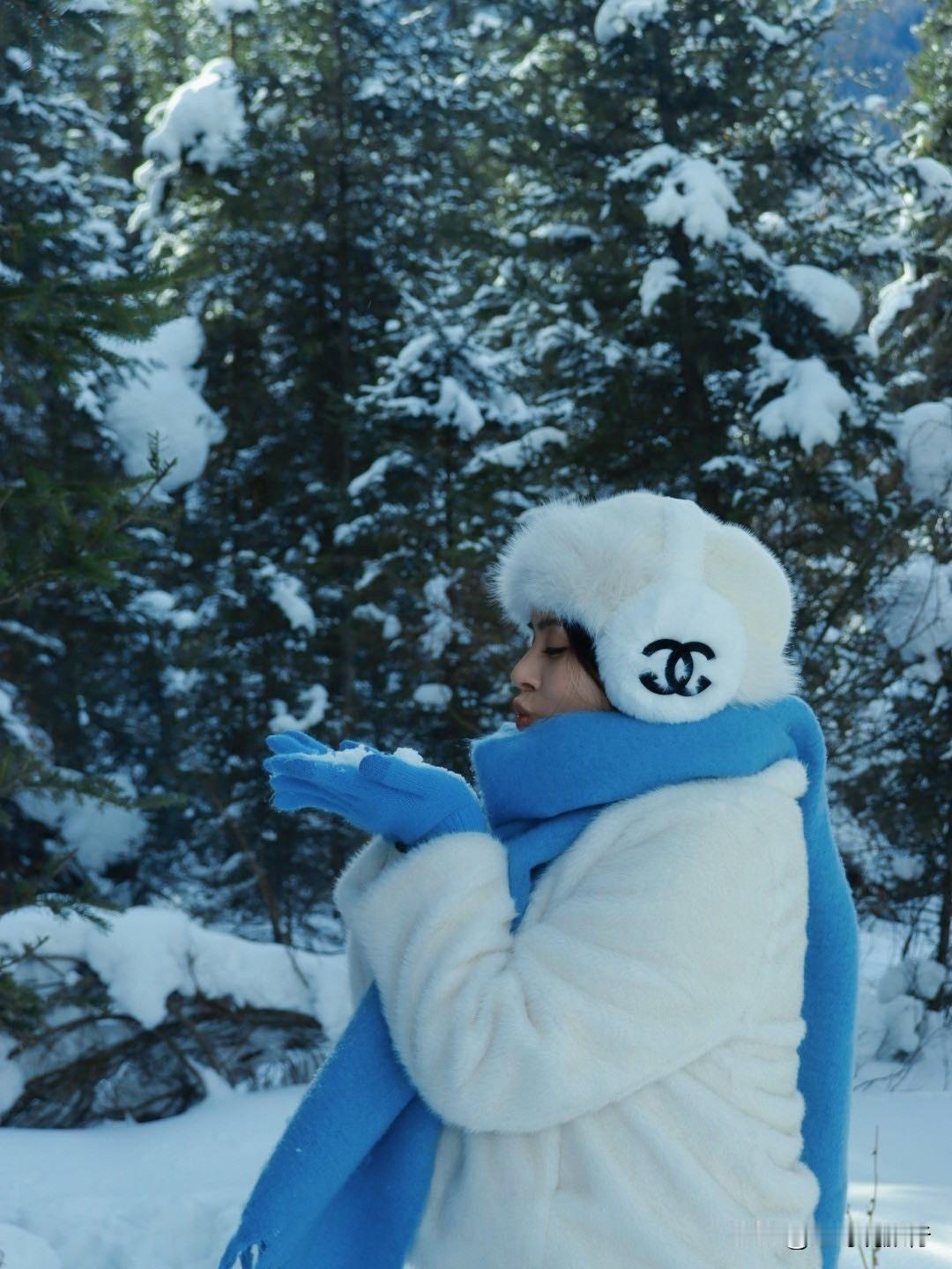 来喀纳斯，才算真正走进冬天的童话❄️
       天地被白雪铺成一片纯净，远山