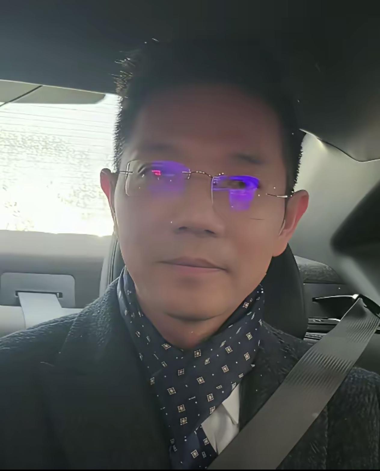 家人们姐姐们，姗姗早晨起床，看到李律现在真是太火了，走到哪儿都有粉丝跟着！这些人