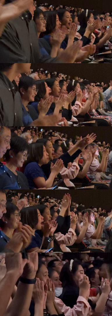 在剧场里同场观演意外捕捉到温柔一幕，倪萍老师今晚在音乐剧《雌雄》动情鼓掌和落泪?
