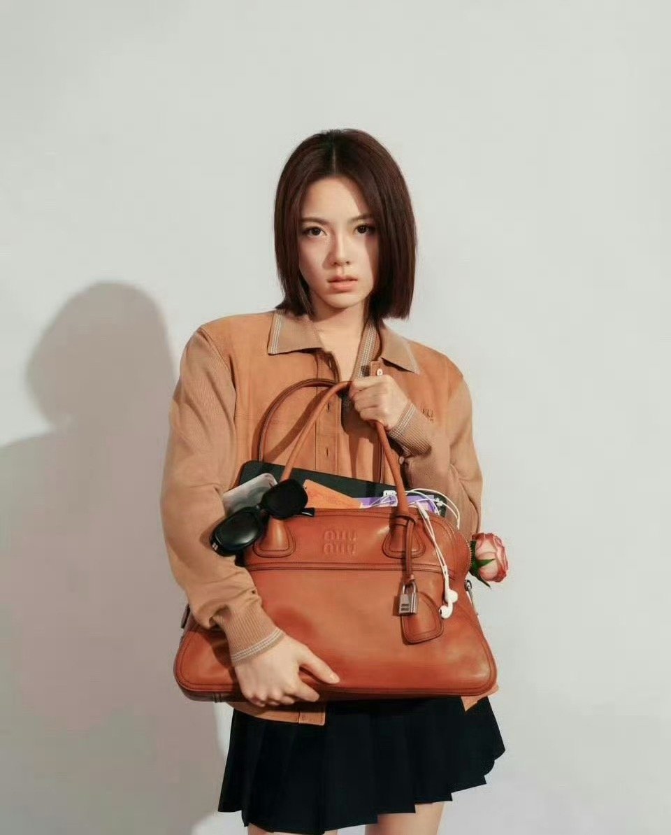 如果只单单看这个包来说，赵今麦确实比刘浩存更适合代言吧 