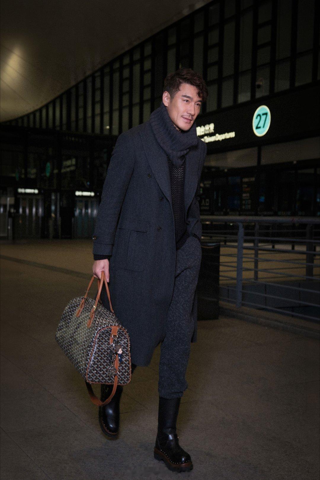 胡兵毛秋裤外穿走机场 秋冬出行穿搭模板来了！胡兵毛秋裤外穿，舒服自在又时髦，身材