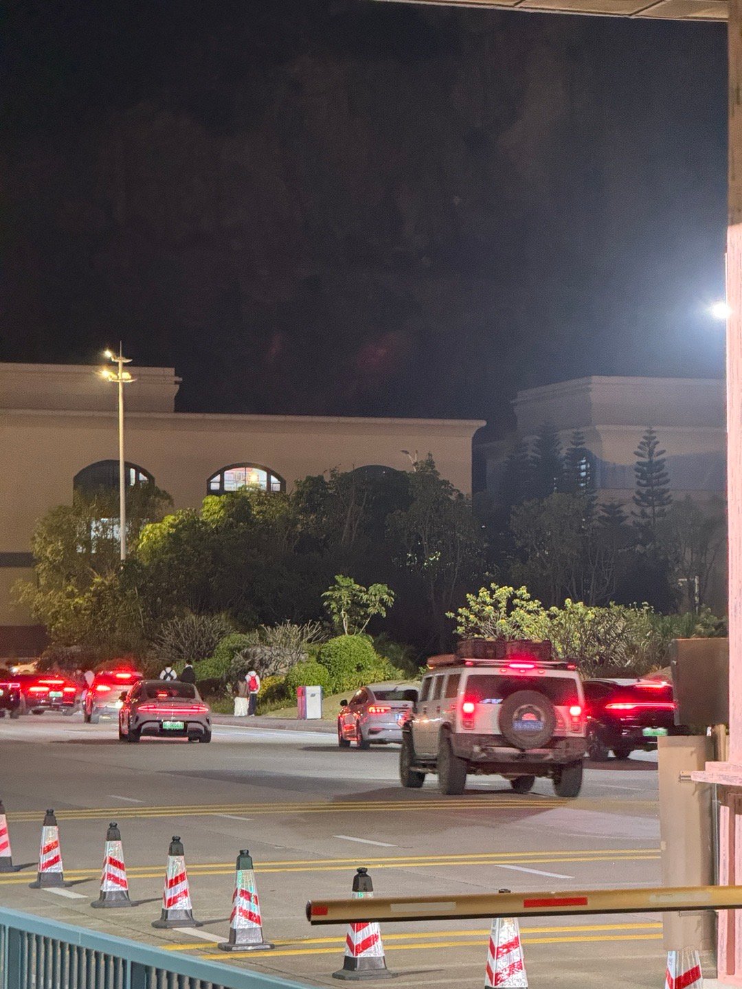 今从景区出来，看到停车场出去一辆H2，开悍马自驾游可是真豪啊。 珠海·长隆海洋王