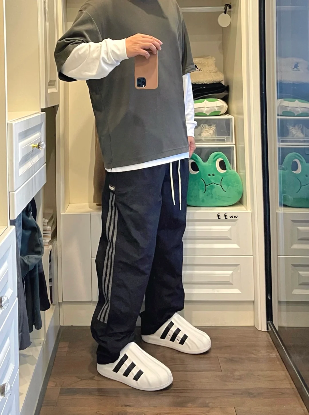 极简黑白灰｜洞洞鞋穿搭