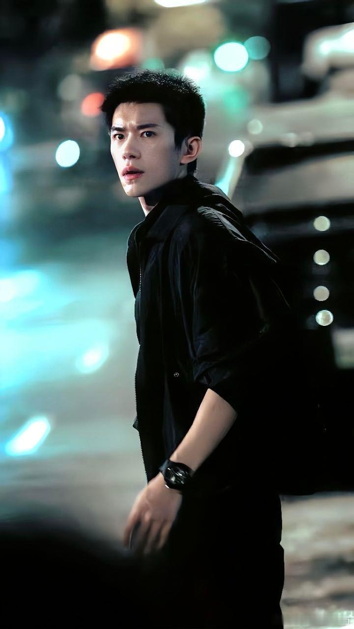 易烊千玺十年前的愿望实现了梦想照进现实的样子，大概就是易烊千玺十年前许愿，十年后