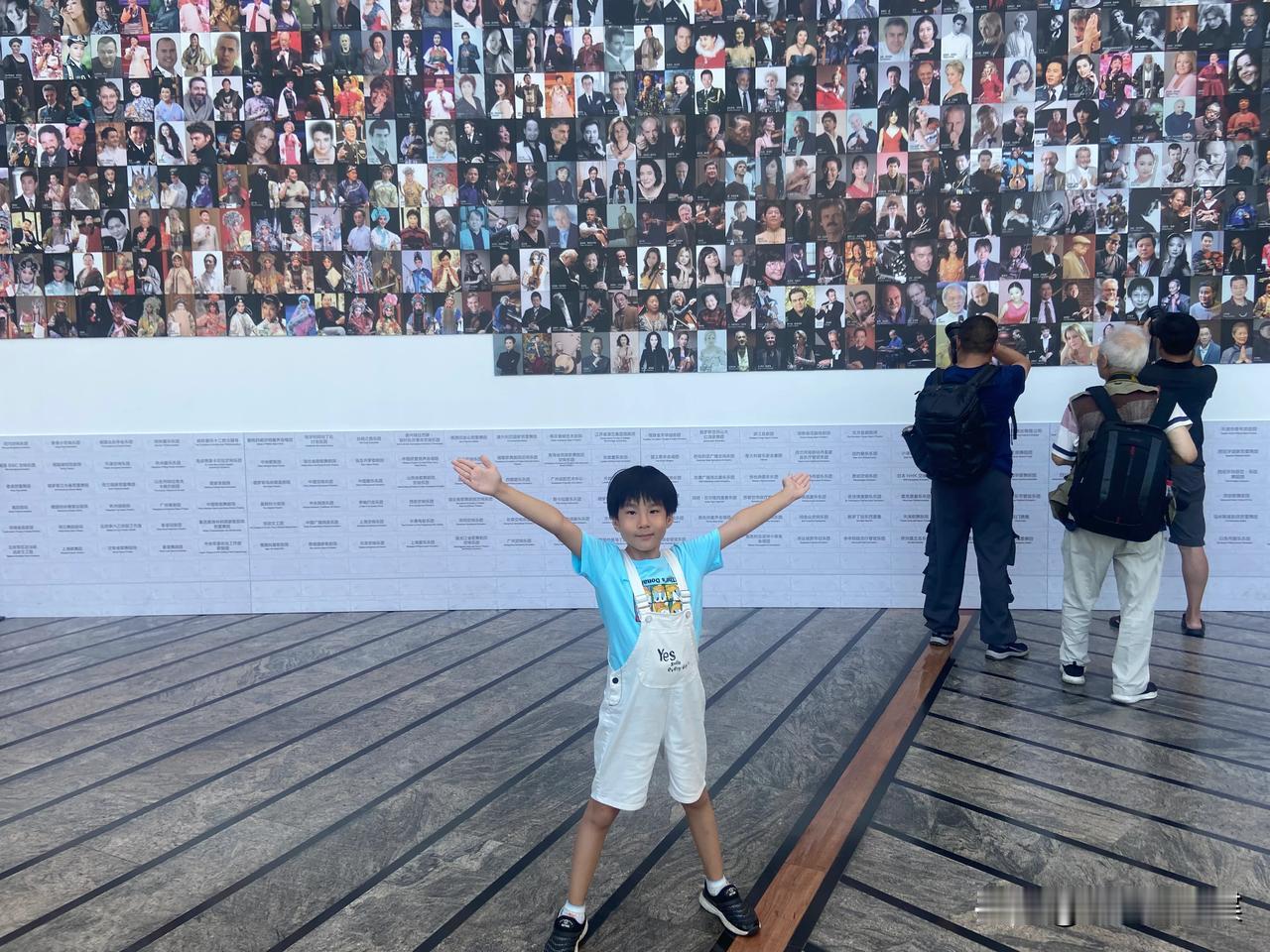 我带着父母孩子送到吉隆坡生活，离开北京前带妈妈和孩子在天安门留念，去国家大剧院参